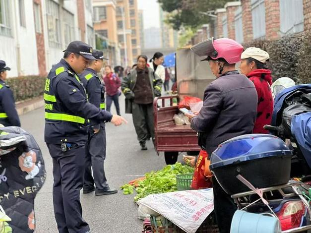 城管被摊贩驾车顶行
